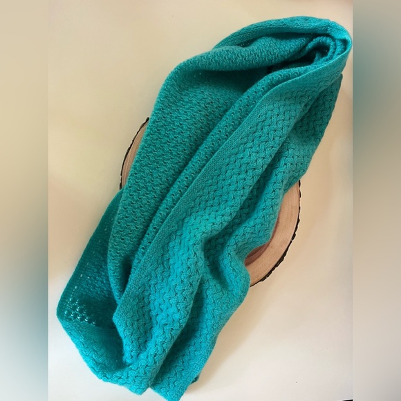 Teal green 100% cashmere Isaac Mizrahi infinity scarf pre-owned hardly worn - Picture 1 of 7